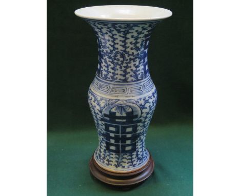 ORIENTAL STYLE BLUE AND WHITE GLAZED CERAMIC VASE ON STAND, APPROXIMATELY 36cm HIGH 