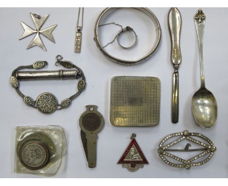 MIXED LOT INCLUDING SILVER BANGLE, COINAGE, COSTUME JEWELLERY, COMPACT, ETC. 