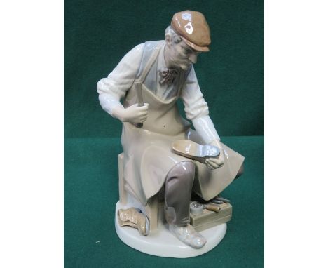 LLADRO GLAZED CERAMIC COBBLER, APPROXIMATELY 24.5cm HIGH 