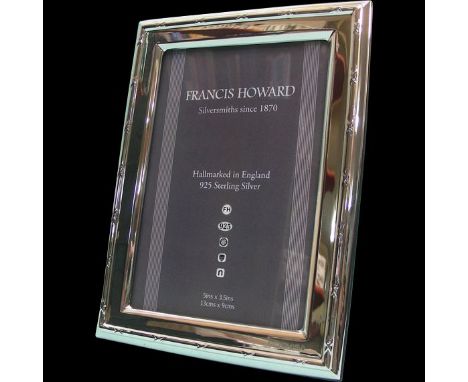 English Sterling Silver Mounted Wood Photo Picture Frame. Of rectangular shape, smooth and clean frame with a ribbon shape or