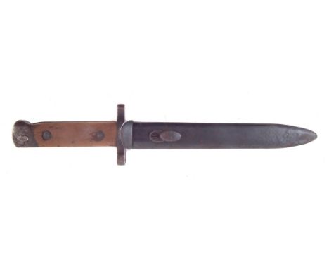 WWII Italian Carcano bayonet and scabbard , the grip numbered G65542 31cm overall length