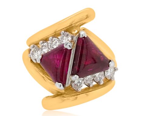 18K GOLD RING WITH RUBY AND DIAMONDS18K GOLD RING WITH RUBY AND DIAMONDS   two triangle cut rubies flanked on either side by 