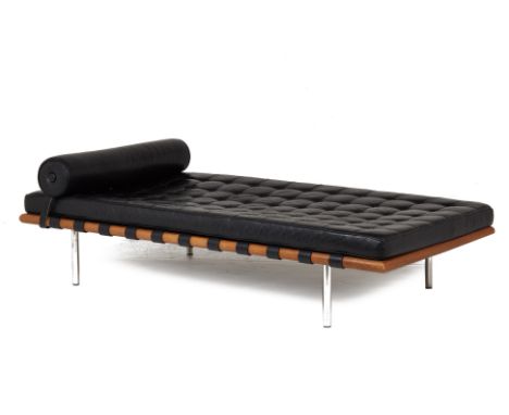 A BARCELONA DAYBED BY MIES VAN DER ROHE (PLATINUM REPLICA)
Padded black leather, chrome legs and natural coloured wooden base