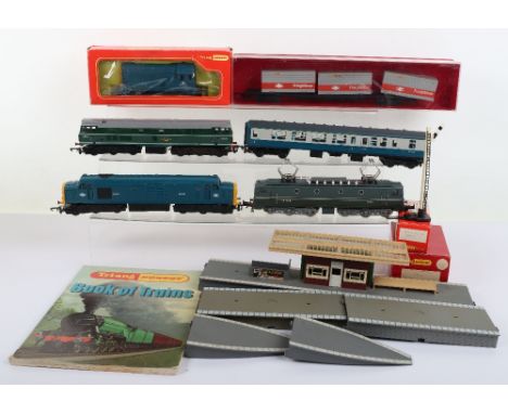 00 gauge trains and coaches, continental SNCF CC7140 electric locomotive and two SNCF Diesel engines 67001, boxed Tri-ang Hor