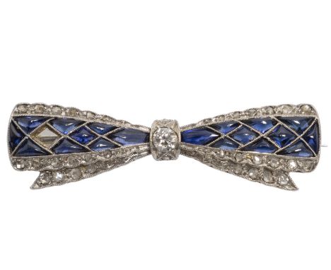 Art Deco Brosche in Schleifenform WG 585, mit Punzen versehen, in der Art von Fabergé, Saphire in Rautenform von zus. ca. 1 c