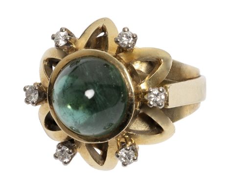 Cabochon Ring mit Turmalin GG 585, schwerer Ring mit grünem Cabochonbesatz von ca. 2 ct, sternförmiger Diamantbesatz von zus.