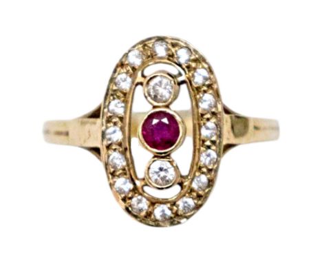 Zarter Art Deco Ring GG 333, oval mit Diamanten besetzt, mittig 2 Diamanten von zus. ca. 0,20 ct und mit 1 Rubin von ca. 0,10