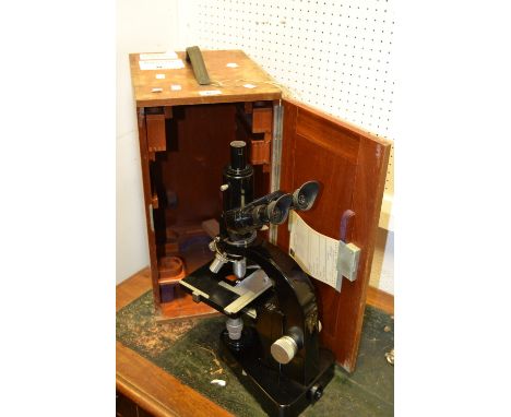 Scientific Instruments - a Leitz Wetzlar laboratory microscope, cased