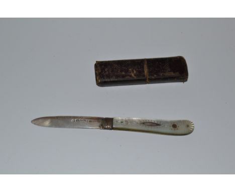 A Victorian silver and mother of pearl folding fruit knife, plain blade, engraved handle, Sheffield 1846