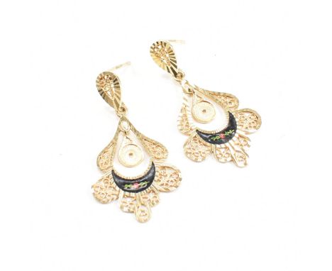 A pair of hallmarked 9ct gold enamel pendant earrings. Weight 2.5g. Measures 3.5cm. All weights, measurements and sizes are a