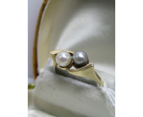 9ct YELLOW GOLD PEARL RING, 1 white pearl, 1 grey pearl in twist setting, size M1/2