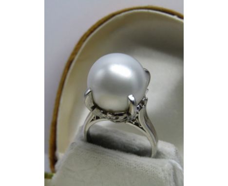 PLATINUM SET LARGE SOUTH SEA PEARL SOLITAIRE RING, large South Sea pearl in unusual heavy platinum 4 claw setting, size P