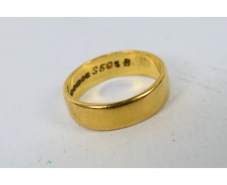 A hallmarked 22ct gold wedding band, size K½, approx weight 4.7 gm 