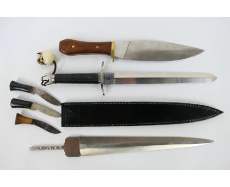 A collection of knives and a knife blade. [W]Note: This lot is not for sale to people under the age of 18. By bidding on this