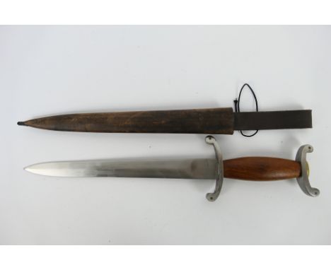 A Main Gauche or parrying dagger with wooden grip and 26 cm (l) blade, contained in leather sheath. [W]Note: This lot is not 
