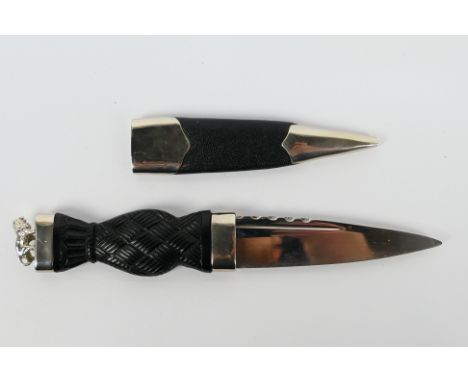 A Sgian Dubh with 9 cm (l) blade. [W]Note: This lot is not for sale to people under the age of 18. By bidding on this item yo