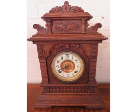 An Ansonia Clock Co oak cased mantle clock 8 day Syria strike - 44cm H, with key and pendulum - running in saleroom 