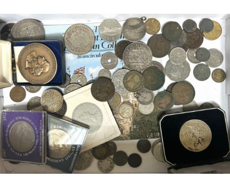 Assorted coins and Churchill bronze medallions