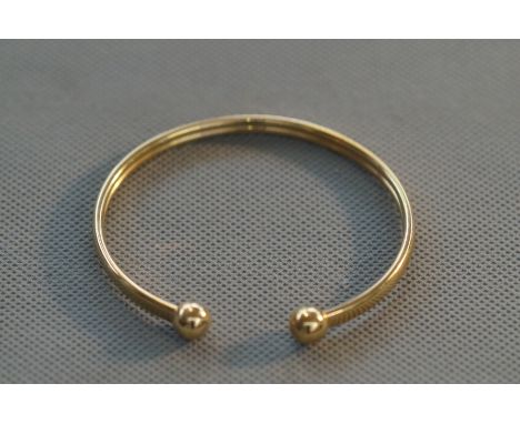 9ct Gold bangle Weight 4.7g