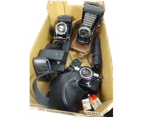 Two Voigtlander box cameras, Fujica STX-1 SLR camera and three other vintage cameras    Condition Report   Click here for fur