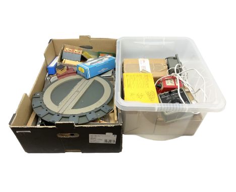'00' gauge - Hornby Thomas the Tank Engine 0-6-0 locomotive No.1, boxed; electric turntable; various trackside accessories an