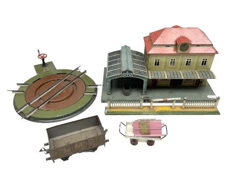 '0' gauge - Bing tin-plate two-storey double sided station with open walk-through to one end, rail side canopy, hinged doors 