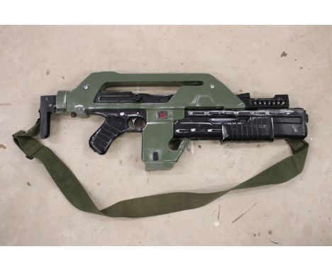 Film Memorabilia - Alien Pulse Rifle replica from Aliens film, with sling and painted features, in vg condition