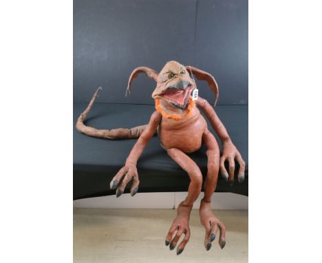 Star Wars - Latex model of Salacious Crumb with orange fur necklace, in sitting position