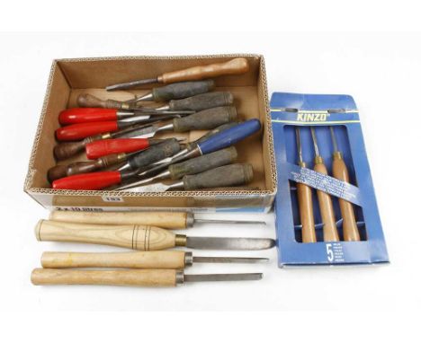 Eight turning tools and 17 other chisels and gouges G