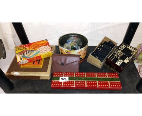 A quantity of games including cribbage board