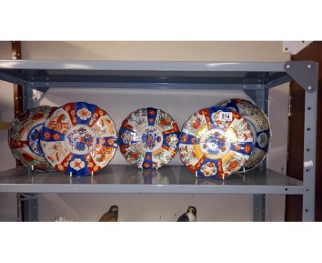 A set of 3 Chinese Imari pattern plates and 2 bowls