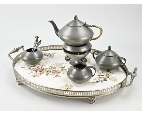 Antique pewter tea service by Hans Klein - The Hague. Placed on a German Art Nouveau ceramic tray. Dimensions: 25 x 53 x 35 c