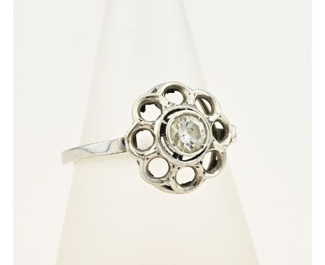 White gold ring, 585/000, with diamond. Ring with a head in the shape of a flower. A brilliant cut diamond is placed in the h