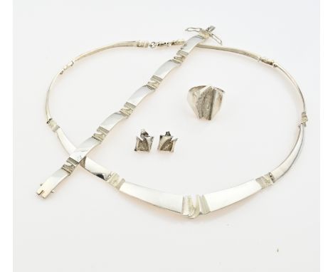Elegant silver set from Finish, 925/000, consisting of a choker, bracelet, ear studs and ring. Inspired by nature with crafte