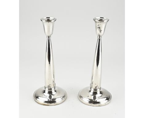 Set of two silver candlesticks, 835/000, on a round base with tapered pillars with ribbing at the bottom. ø12x27.5cm. MT.: A.