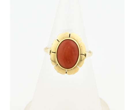 Yellow gold ring, 585/000, with coral. Ring with a wide oval bezel with a floral decoration set with an oval cabouchon red co