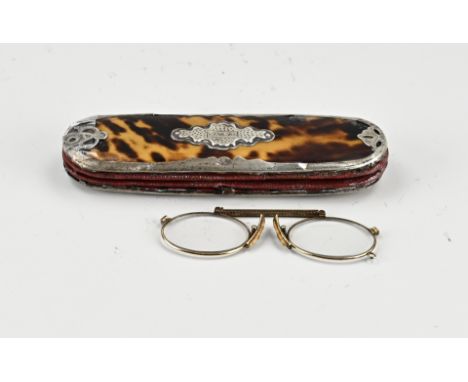 Glasses case with silverware, 833/000, and lorgnette. Oval spectacle case with silver tooled edges and a silver element decor