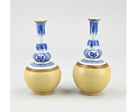 Two Chinese porcelain knob vases with cafe au lait glaze and floral decor. With double blue bottom ring. Size: 15 cm. In good