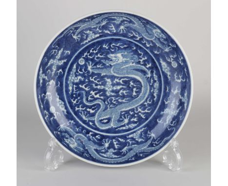 Large Chinese porcelain dragon dish with six-character bottom mark. With double blue ring. Dimensions: H 5 x Ø 24 cm. In good