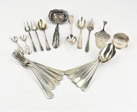 Lot silver, 833/000, with a sprinkling spoon, cake fork, petit four shovel, 5 various spoons, 2 meat forks and a napkin band.