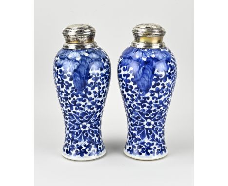 Two 17th - 18th century Chinese porcelain kang xi vases with silver mounts. One vase glued. Mounts later. Size: H 27 cm. In d