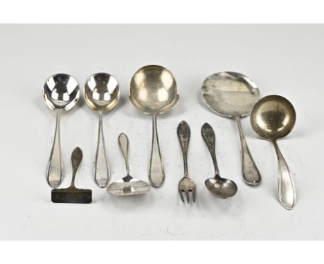 Lot of silver cutlery model point fillet, 833/000, with a fried egg scoop, a sauce spoon, a potato spoon, 2 large compote spo