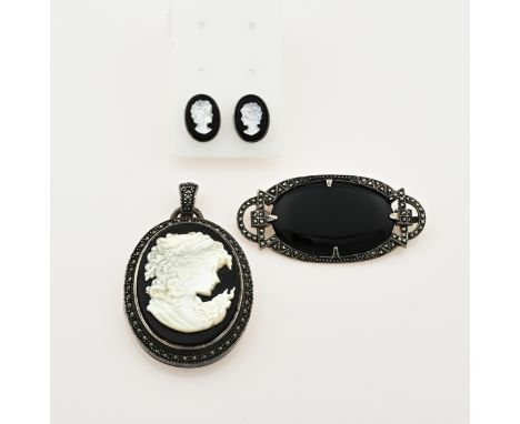 Silver jewelry with onyx, 925/000, with an oval brooch with an oval cut onyx and a rim completely set with marquesite stones.