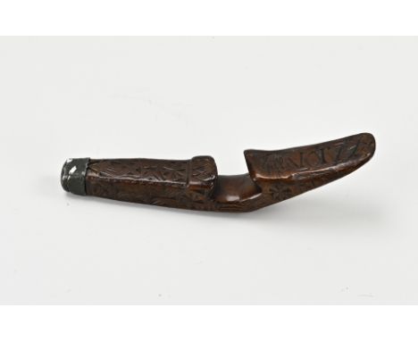 18th century boxwood, notch-carved knitting scabbard with anno 1778 + initials. Beautiful patina. Size: 17.5 cm. In good cond