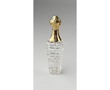 Fragrance flask with gold cap and collar, 585/000. Rectangular flared crystal bottle with star decoration and diamond cut. Th