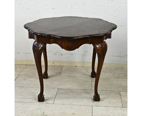 Antique walnut side table with claw feet and contoured top. Chippendale style. 19th century. Size: 65 x 80 cm. In good condit