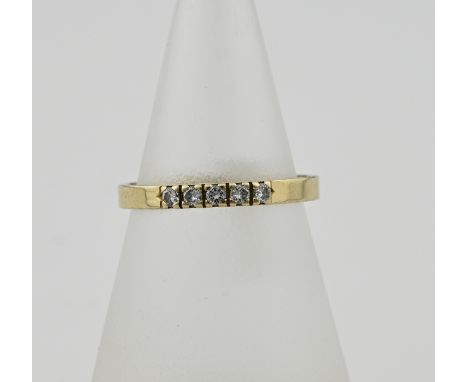 Yellow gold ring, 585/000, with diamond. Ring with a tight band set with 5 brilliant cut diamonds, approx. 0.10 ct in total, 