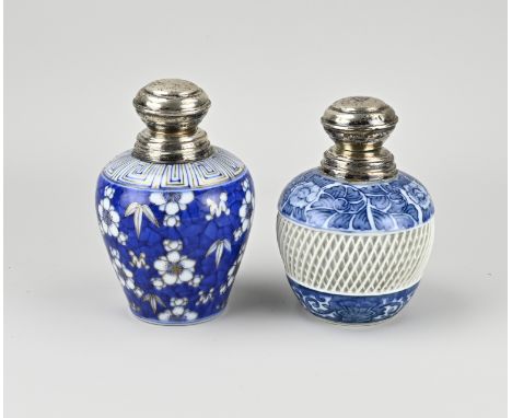 Two 19th century Chinese porcelain ginger jars with silver mounts. Floral decor. With bottom mark. Size: 15 - 16 cm. In good 