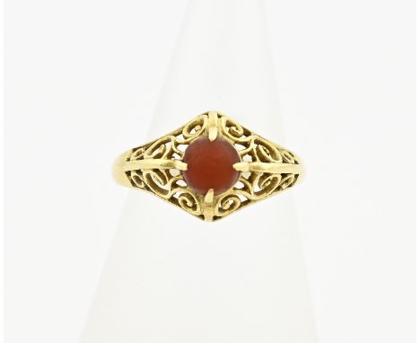 Yellow gold ring, 750/000, with carnelian. Ring with an openwork head decorated with curls. In the middle of the ring is a ro