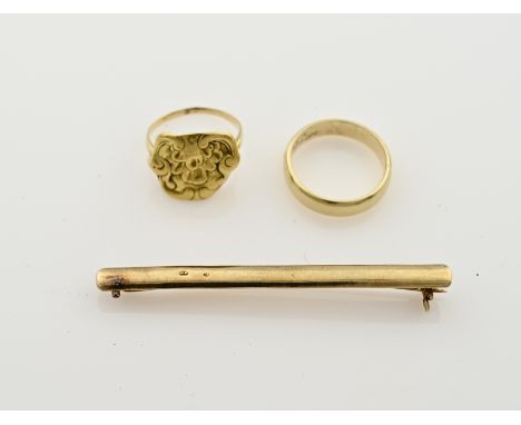 Lot of gold jewellery, 585/000, with a wedding ring, a wedding ring decorated with a pin and a ring with a floral element. To